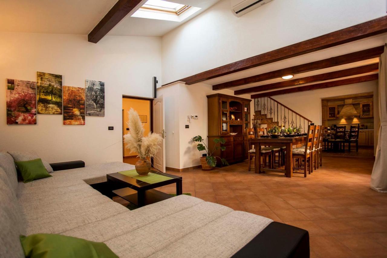 Holiday House Alex 로비니 외부 사진