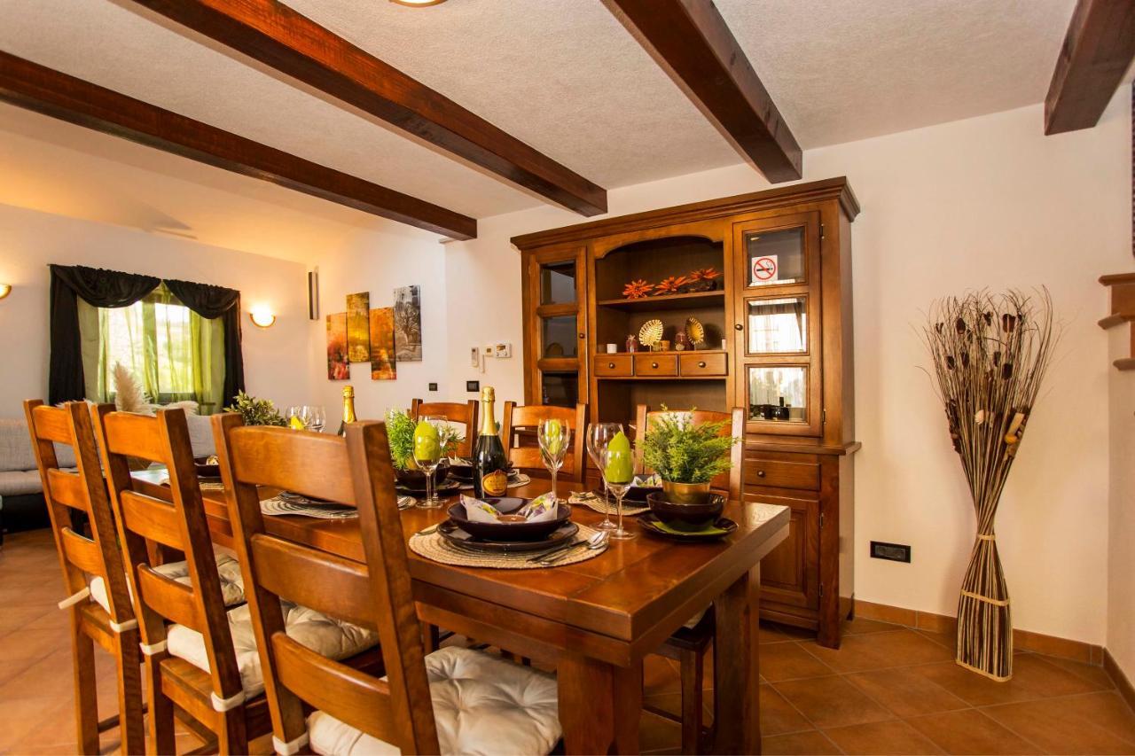 Holiday House Alex 로비니 외부 사진