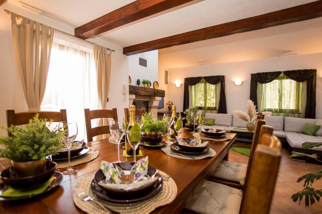 Holiday House Alex 로비니 외부 사진